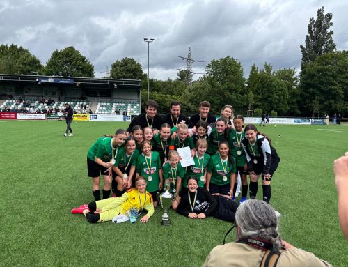 Die U13 der DJK AdlerUnion feiert das Double
